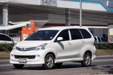 Chiangmai, Tayland - 4 Şubat 2019: Özel Toyota Avanza araba. Mini Suv araç Urbun kullanıcı için. Yol no.121 şehir merkezine Chiangmai Tayland hakkında 8 km, fotoğraf.