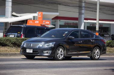 Chiangmai, Tayland - 4 Şubat 2019: Özel araba, Nissan Teana. Yol no.1001 üzerinde şehir Chiangmai Merkezi'nden yaklaşık 8 km kuzeyinde.
