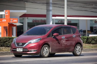 Chiangmai, Tayland - 4 Şubat 2019: Özel yeni Eko araba Nissan Note. Yol no.1001 Chiangmai şehir merkezine 8 km.