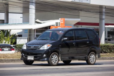 Chiangmai, Tayland - 4 Şubat 2019: Özel Toyota Avanza araba. Mini Suv araç Urbun kullanıcı için. Yol no.121 şehir merkezine Chiangmai Tayland hakkında 8 km, fotoğraf.