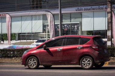 Chiangmai, Tayland - 4 Şubat 2019: Özel yeni Eko araba Nissan Note. Yol no.1001 Chiangmai şehir merkezine 8 km.