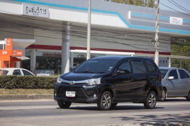 Chiangmai, Tayland - 4 Şubat 2019: Özel Toyota Avanza araba. Mini Suv araç Urbun kullanıcı için. Yol no.121 şehir merkezine Chiangmai Tayland hakkında 8 km, fotoğraf.