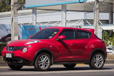 Chiangmai, Tayland - 4 Şubat 2019: Özel araba, Nissan Juke. Yol no.1001, Chiangmai şehir merkezine 8 km.