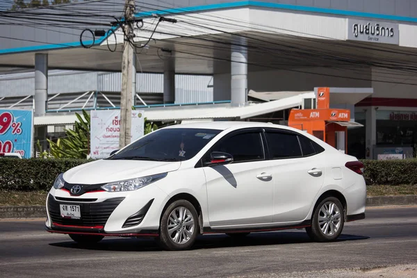 Chiangmai, Tayland - 4 Şubat 2019: Yeni özel Sedan araba toyota Yaris Ativ Eko Kiralık. Fotoğraf Road'da yok 121 hakkında 8 km şehir merkezine Chiangmai Tayland.