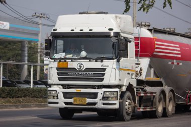 Chiangmai, Tayland - 15 Şubat 2019: Çimento kamyonu Phadungrit şirketi. Yol no.1001, Chiangmai şehir merkezine 8 km.