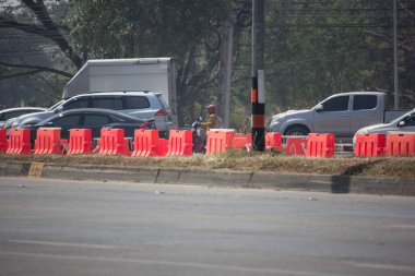 Chiangmai, Tayland - 21 Şubat 2019: Turuncu bariyer inşaat sitesinde. Chiangmai Otoban yol.
