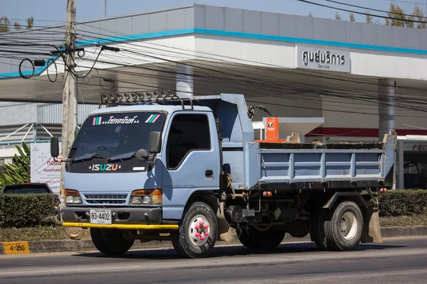 Caminhão de descarga isuzu privado . — Fotografia de Stock