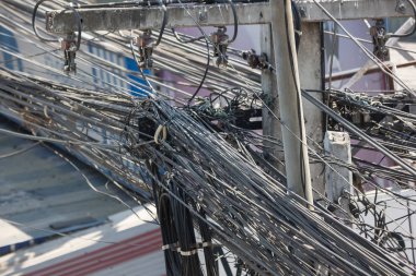 Pis ve kirli Kablo hatları elektrik elektrik direğinden üzerinde. 