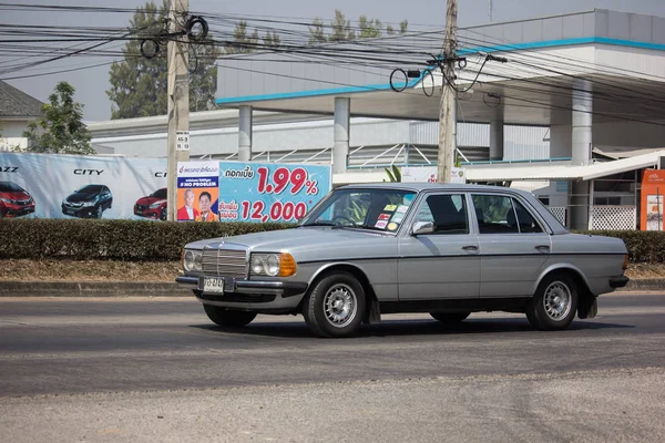 Coche viejo privado de Mercedes Benz 230E —  Fotos de Stock