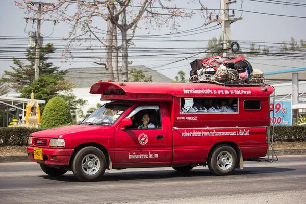 Taxi rojo chiang mai. Servicio en la ciudad y sus alrededores — Foto de Stock