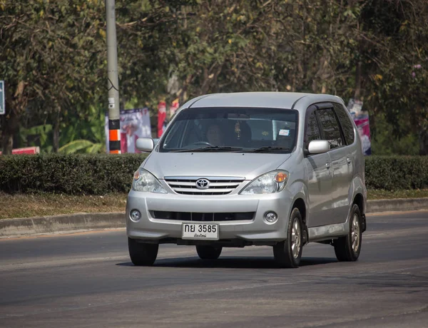 Частный автомобиль Toyota Avanza . — стоковое фото