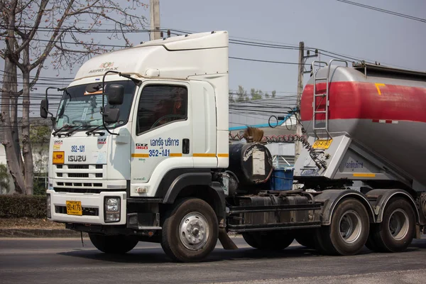Camión remolque de cemento de la empresa TLL Logistic . — Foto de Stock