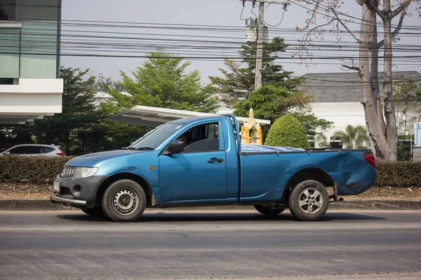 Voiture privée, camion Mitsubishi Triton . — Photo