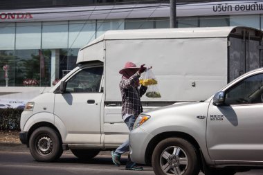 Adam Satılık Mango meyve yol kavşak üzerinde