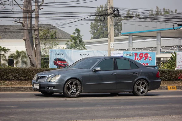 Coche de lujo Blanco Mercedes Benz E200 — Foto de Stock