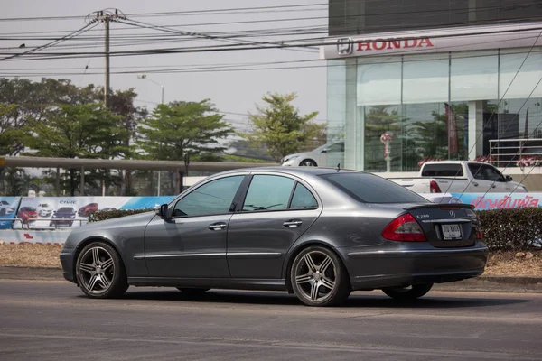 Luxusauto weißer Mercedes Benz e200 — Stockfoto