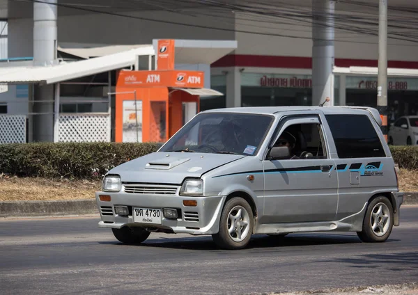 Soukromé malé městské auto, Daihatsu Mira. — Stock fotografie