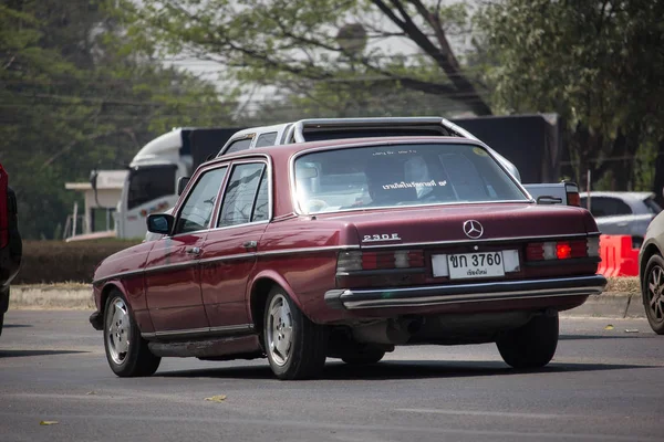 Vieille voiture privée de Mercedes Benz 230E — Photo