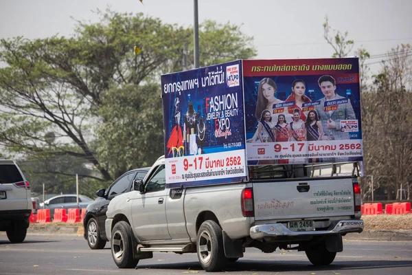 Annonseringen plocka upp av möbler Expo Chiangmai — Stockfoto