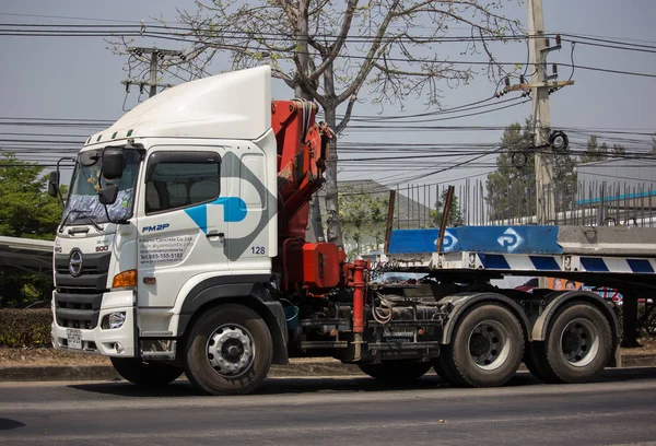 Caminhão grande com guindaste de concreto Piboon . — Fotografia de Stock