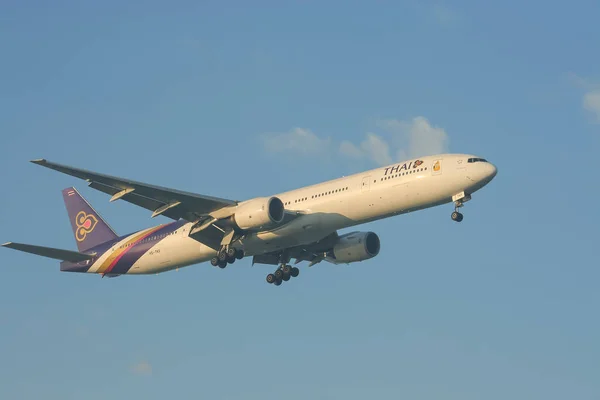 Boeing 777-300 HS-TKF de Thaiairway . — Foto de Stock