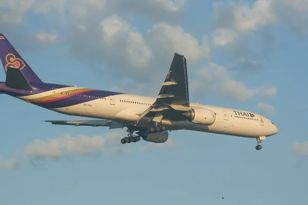 Boeing 777-300 HS-TKF de Thaiairway . — Fotografia de Stock