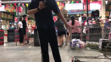 Chiangmai, Tayland-Nisan 11 2019: makro süpermarket içinde kasiyer Counter birden fazla klip. Makro Chiangmai, Tayland görüntüleri.