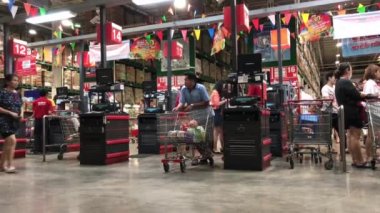 Chiangmai, Tayland-Nisan 11 2019: makro süpermarket içinde kasiyer Counter birden fazla klip. Makro Chiangmai, Tayland görüntüleri.