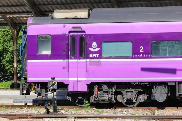 Voiture de tourisme pour train entre chiangmai et bangagara — Photo