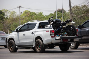 Özel araba, Mitsubishi Triton kamyonet.