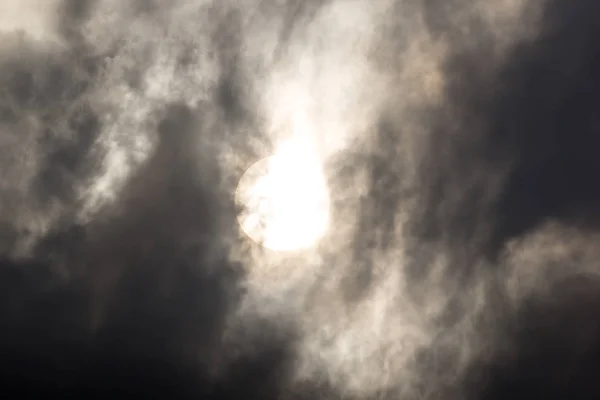 太阳躲在灰云后面 — 图库照片