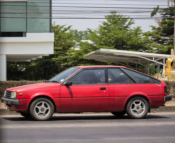 Ιδιωτικό παλιό αυτοκίνητο Nissan Sunny — Φωτογραφία Αρχείου