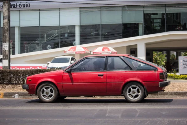 Egen gammal bil Nissan Sunny — Stockfoto