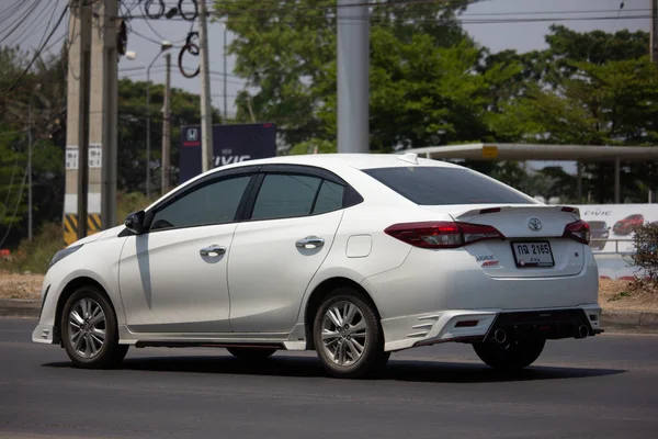 Nya privata sedanmodell bil toyota Yaris Ativ miljöbil — Stockfoto