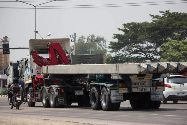 Caminhão com guindaste da Phiboon Concrete Company . — Fotografia de Stock