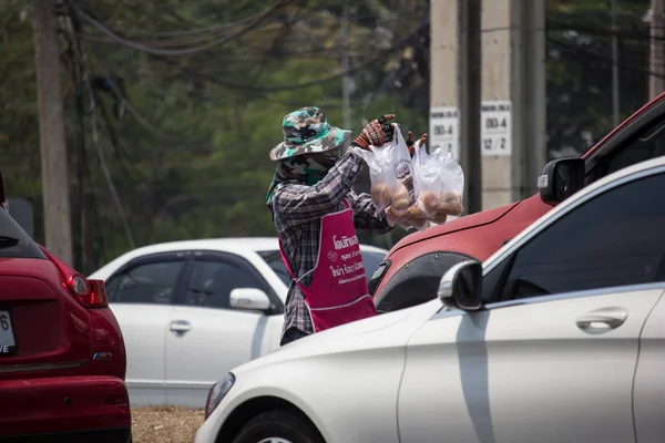 Мужчина продал пончик на перекрестке дорог — стоковое фото