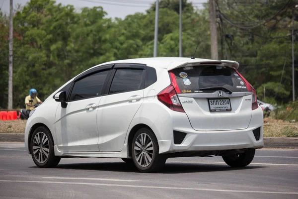 Privata city bil Honda Jazz Halvkombi. — Stockfoto