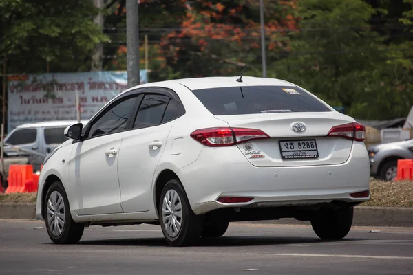 Nya privata sedanmodell bil toyota Yaris Ativ miljöbil — Stockfoto