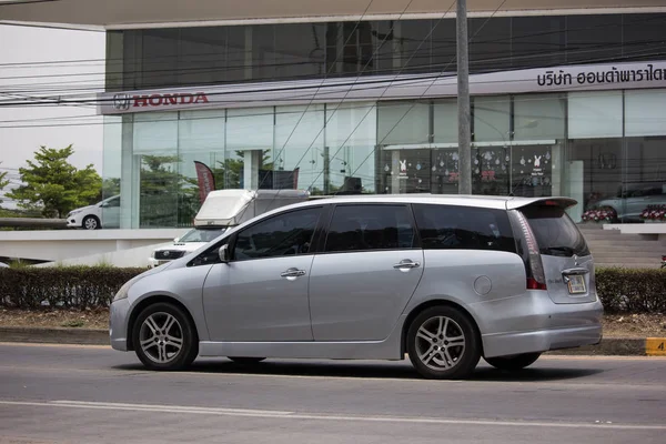 Prywatny samochód Van, Mitsubishi Space Wagon — Zdjęcie stockowe