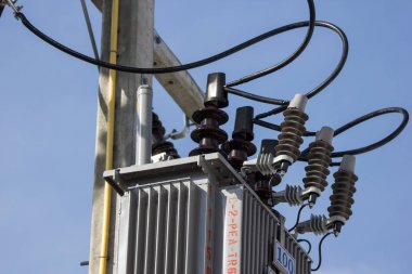 Closeup Eletricity hattı ve elektrik mesaj