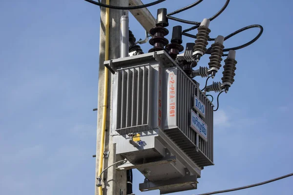 Nahaufnahme Stromleitung und Strommast — Stockfoto