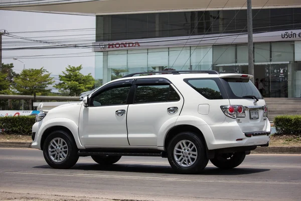 Voiture privée Toyota Fortuner Suv . — Photo