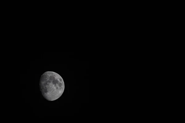 Der Mond in der Nacht mit schwarzem Himmel — Stockfoto