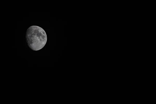검은 하늘 배경으로 밤 시간에 달 — 스톡 사진