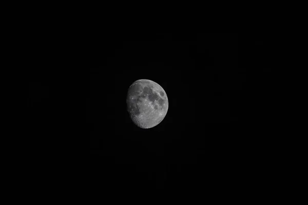 A Lua na Noite com fundo de céu negro — Fotografia de Stock