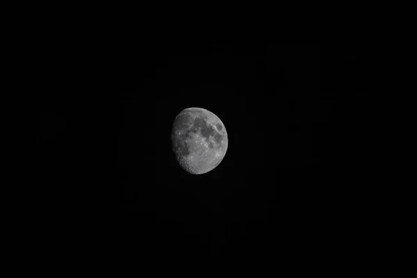 Der Mond in der Nacht mit schwarzem Himmel — Stockfoto