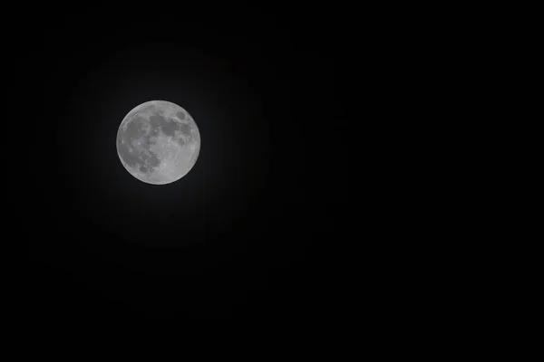 A Lua na Noite com fundo de céu negro — Fotografia de Stock