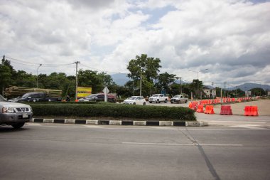 Araba ve Juction yakınlarındaki Otoban yolu üzerinde trafik.