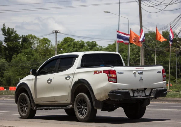 Coche privado, camioneta Mitsubishi Triton . — Foto de Stock