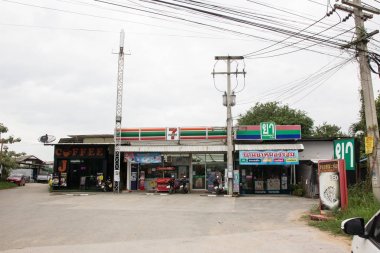 7-11 mağaza. Yol No121 üzerinde konum.  